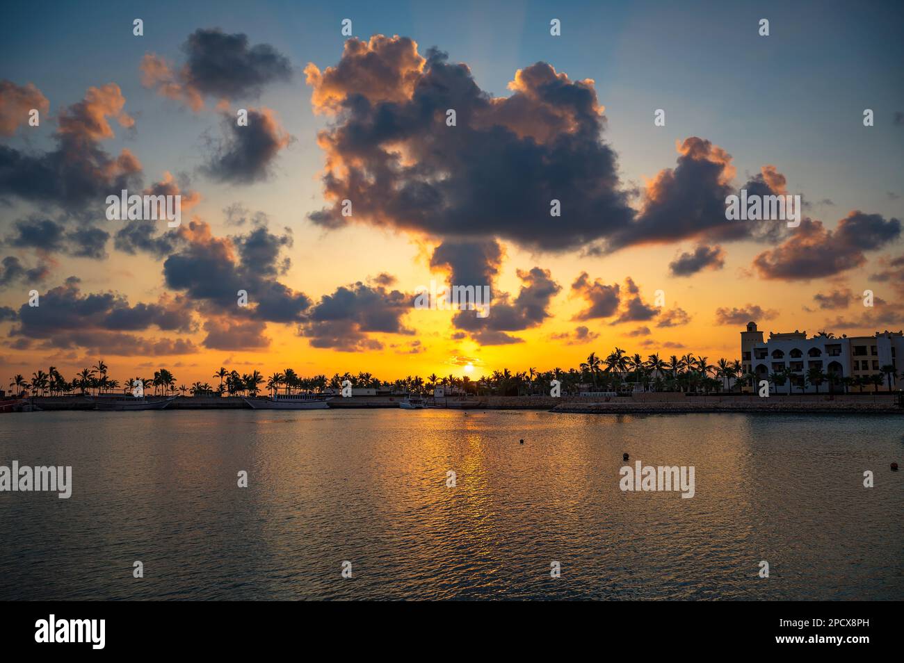 Colorful cloudy sunset beach hi-res stock photography and images - Alamy