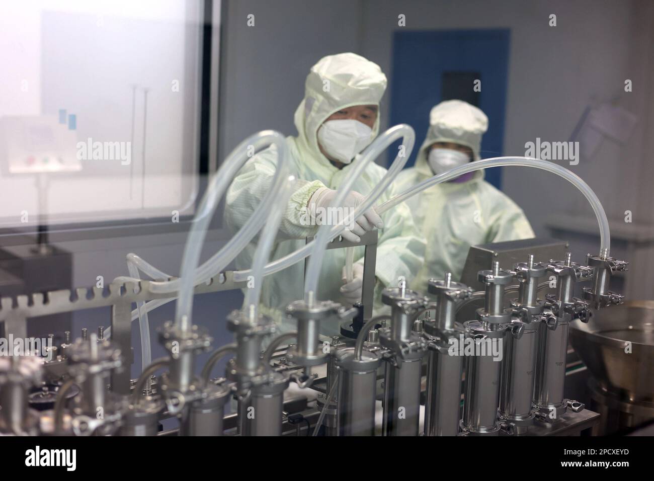 BINZHOU, CHINA - MARCH 14, 2023 - A researcher tests filling equipment at a workshop of a biotechnology manufacturer in Binzhou, East China's Shandong Stock Photo