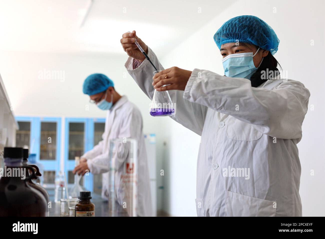BINZHOU, CHINA - MARCH 14, 2023 - Scientists allocate indicator liquid in the physicochemical room of a biotechnology manufacturing enterprise in Binz Stock Photo