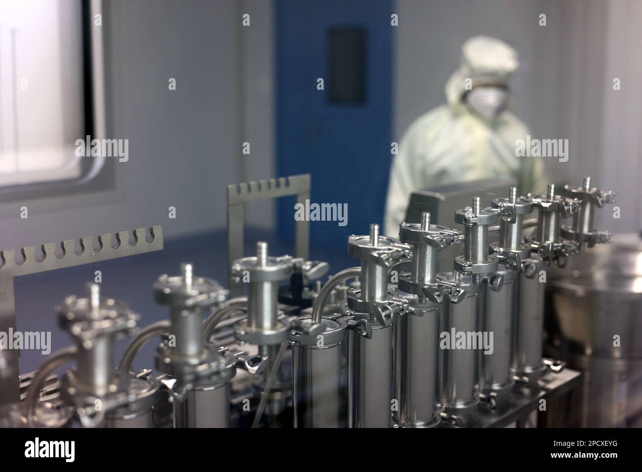 BINZHOU, CHINA - MARCH 14, 2023 - A researcher tests filling equipment at a workshop of a biotechnology manufacturer in Binzhou, East China's Shandong Stock Photo