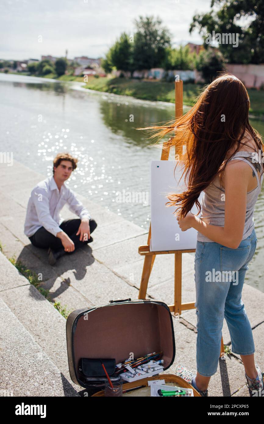Man woman artist couple drawing hi-res stock photography and images - Alamy