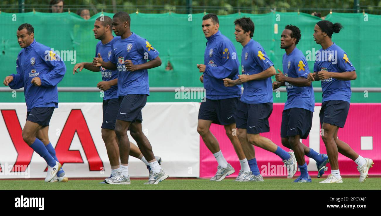 BRAZIL TEAM GROUP 2005.RONALDINHO + ADRIANO + GILBERTO SILVA +