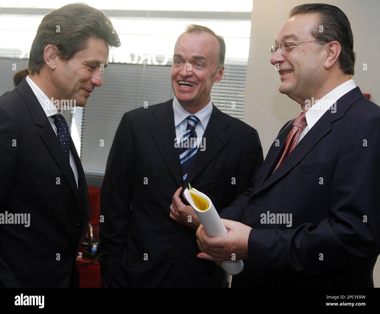 Henri de Castries, links, CEO Axa Group, Leonhard Fischer, Mitte, CEO  Winterthur, und Oswald Gruebel, rechts, CEO Credit Suisse Group,  unterhalten sich vor einer Medienkonferenz in Zuerich am Mittwoch, 14, Juni  2006.
