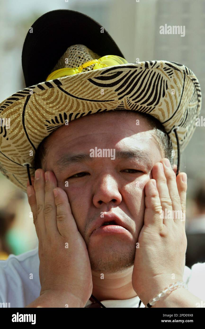 A Sumo wrestler visiting Israel with a group of wrestlers from Japan  applies sunblock lotion on the beach in Tel Aviv, Tuesday, June 6, 2006.  The team, led by sumo legend and, image size:866x1390