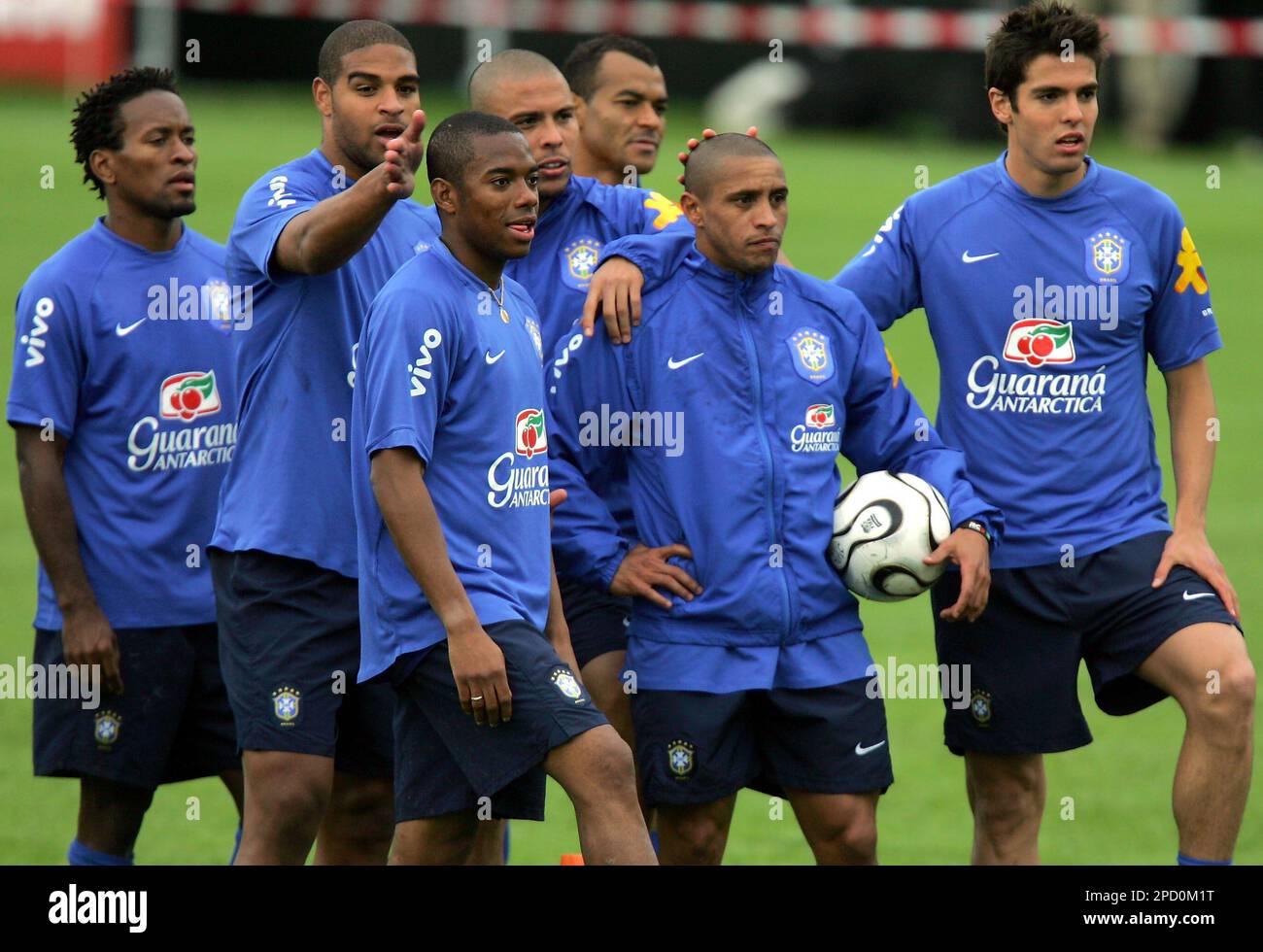 BRAZIL TEAM GROUP 2005.RONALDINHO + ADRIANO + GILBERTO SILVA +
