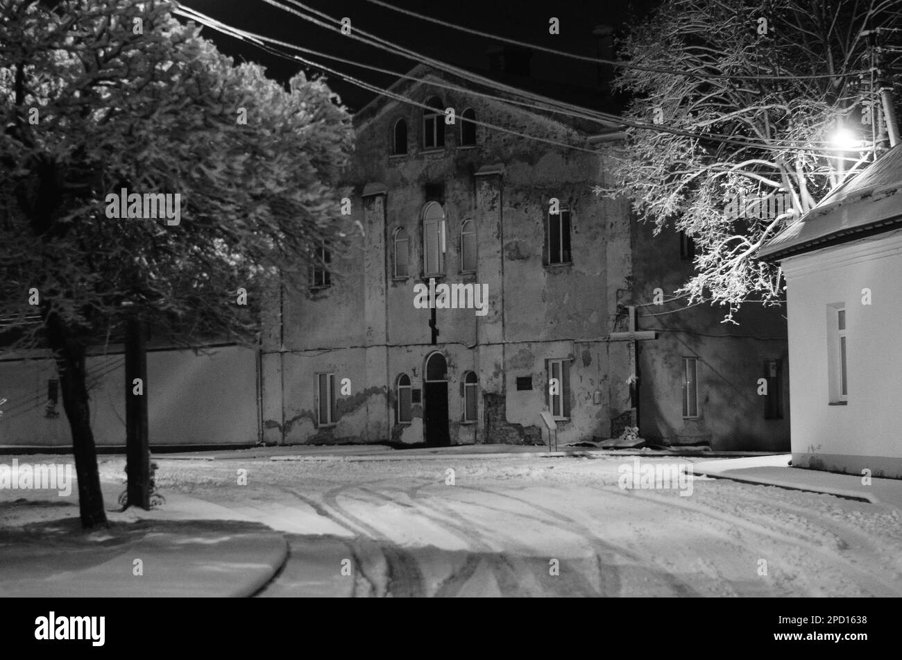 Night winter landscape in the alley of city park Stock Photo - Alamy