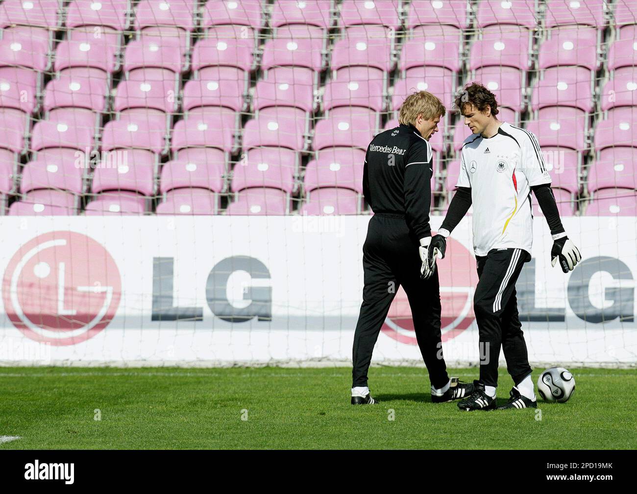 German international goalie Oliver Kahn puts on his shoes during the  training in Geneva, Switzerland, 29 May 2006. The German national soccer  team is preparing for the FIFA World Cup 2006 with