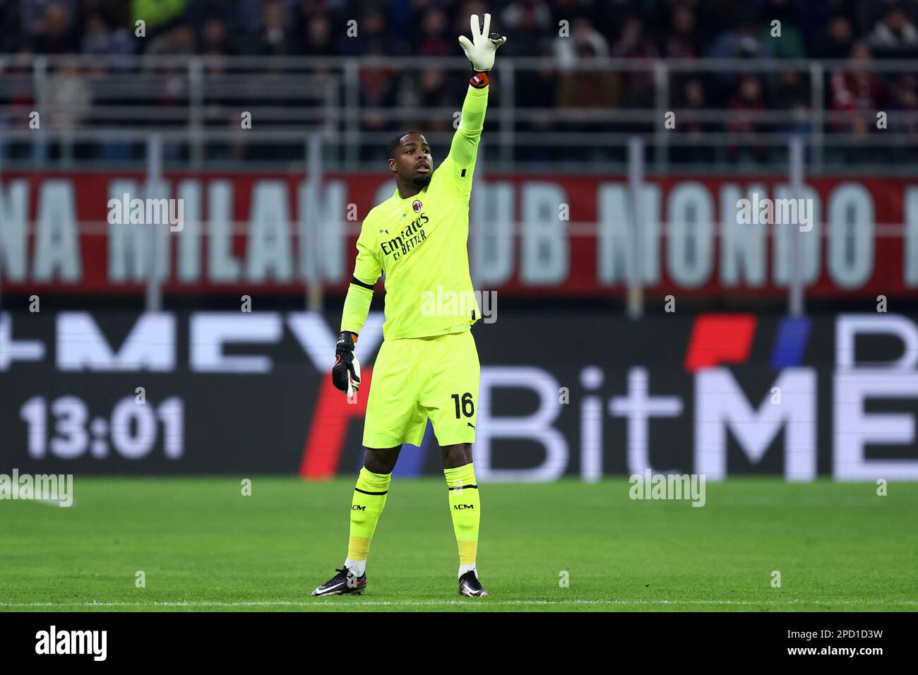 Football - Serie A - Olivier Giroud gardien de but et sauveur de l'AC Milan lors d'une folle soirée face au Genoa