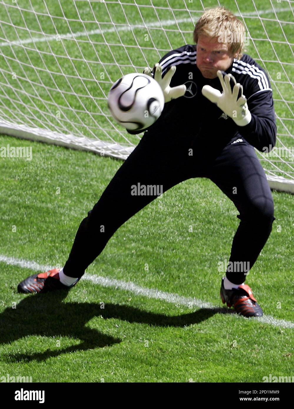 German international goalie Oliver Kahn puts on his shoes during the  training in Geneva, Switzerland, 29 May 2006. The German national soccer  team is preparing for the FIFA World Cup 2006 with