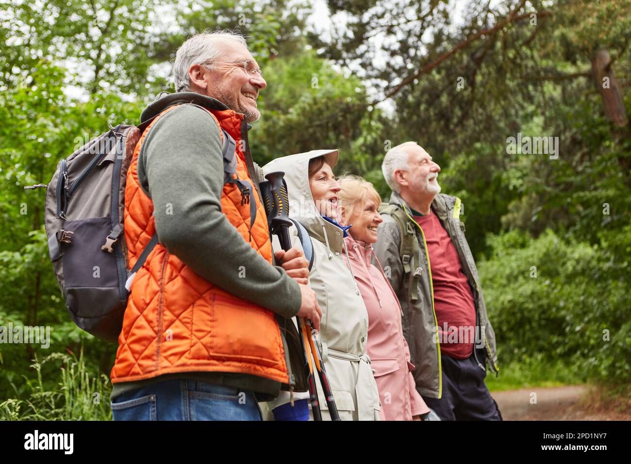 Female friends hiking hi-res stock photography and images - Alamy