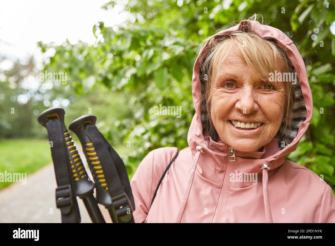 Senior woman face smiling hi-res stock photography and images - Alamy