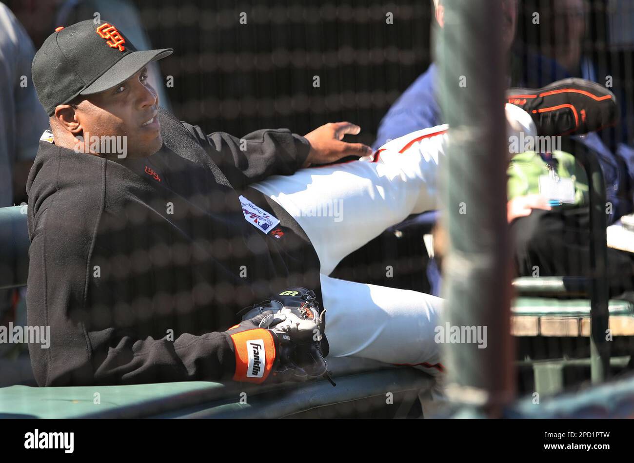 San Francisco Giants left fielder Barry Bonds warmups in the third