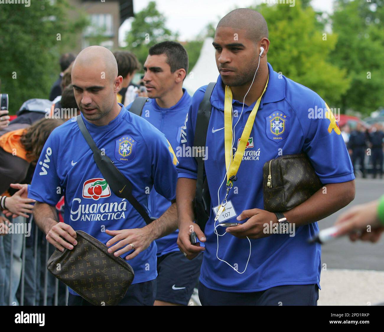 BRAZIL TEAM GROUP 2005.RONALDINHO + ADRIANO + GILBERTO SILVA +