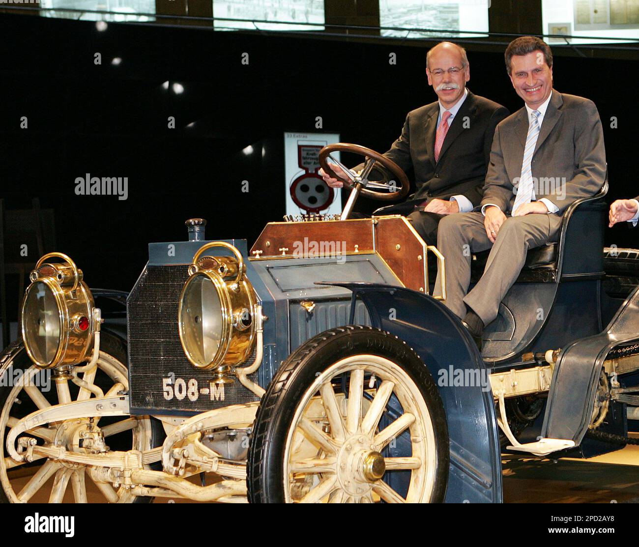 Dieter Zetsche, Vorstandsvorsitzender der DaimlerChrysler AG, links ...