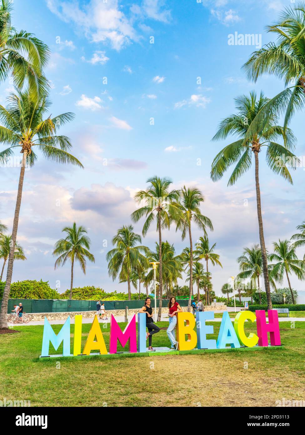 Miami Beach Sign Instagram Spot - Miami Beach Sign Instagram Spot Illuminated Ocean Drive Art Deco District At Night South Beach Ocean Drive Floridas East Coast Miami Florida Usa 2PD3113