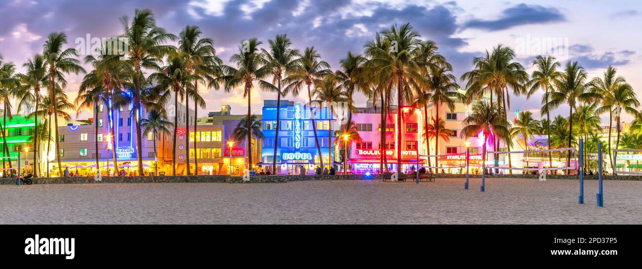 Illuminated Ocean Drive Art Deco - Illuminated Ocean Drive Art Deco District At Night South Beach Ocean Drive Floridas East Coast Miami Florida Usa 2PD37P5