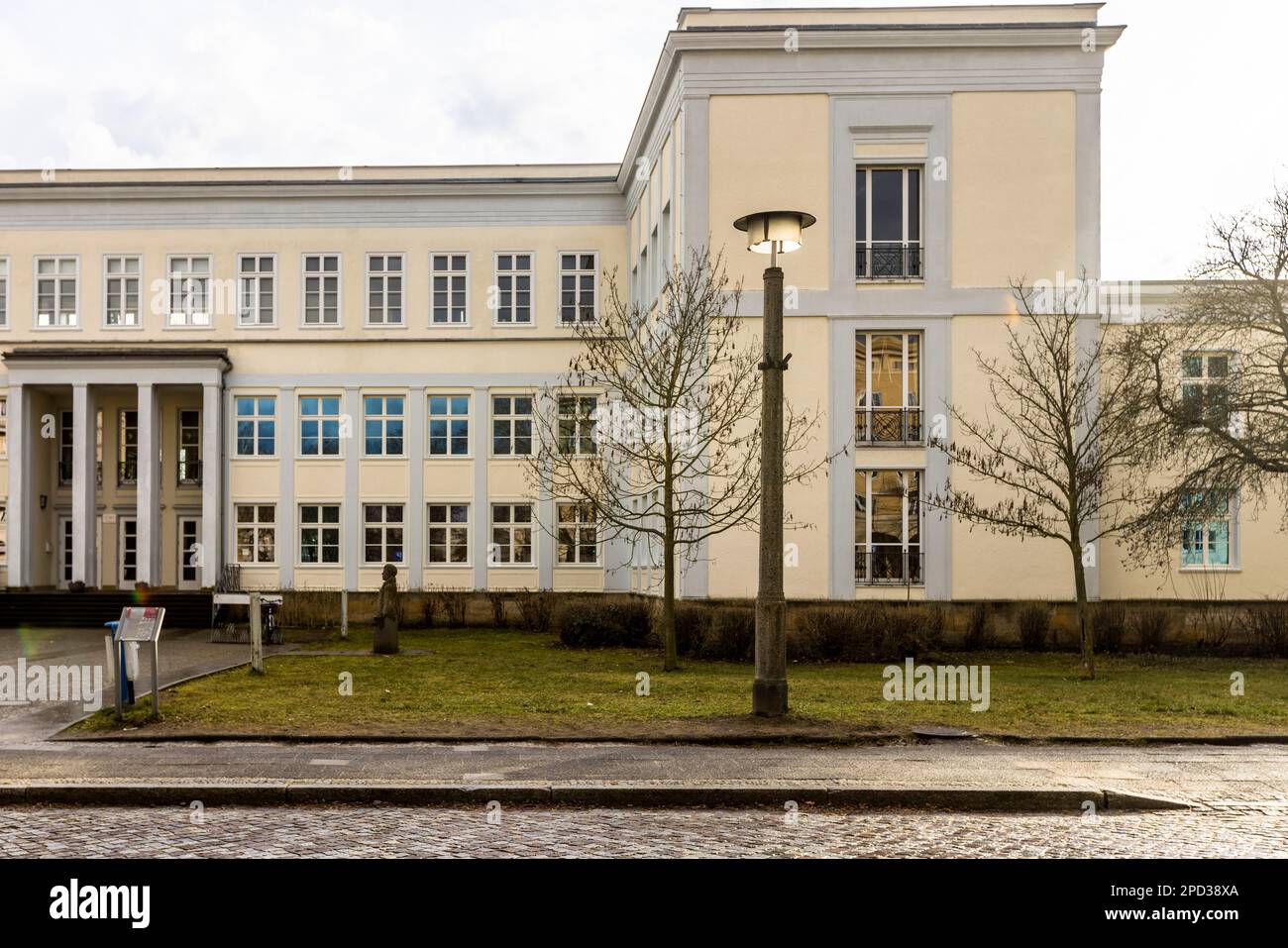 Detail of the Erich-Weinart elementary school on Friedrich-Engels-Strasse in residential complex II, Eisenhüttenstadt. Architectural style reminiscent of Berlin's Stalinallee with its neoclassical buildings in Eisenhüttenstadt, Germany Stock Photo