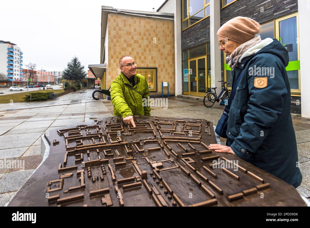 City guide Bernd Geller explains the layout of the city on a model. The basis of the urban planning by architect Kurt W. Leucht is the design in four residential complexes with a center and facilities for common use. Eisenhüttenstadt, Germany Stock Photo
