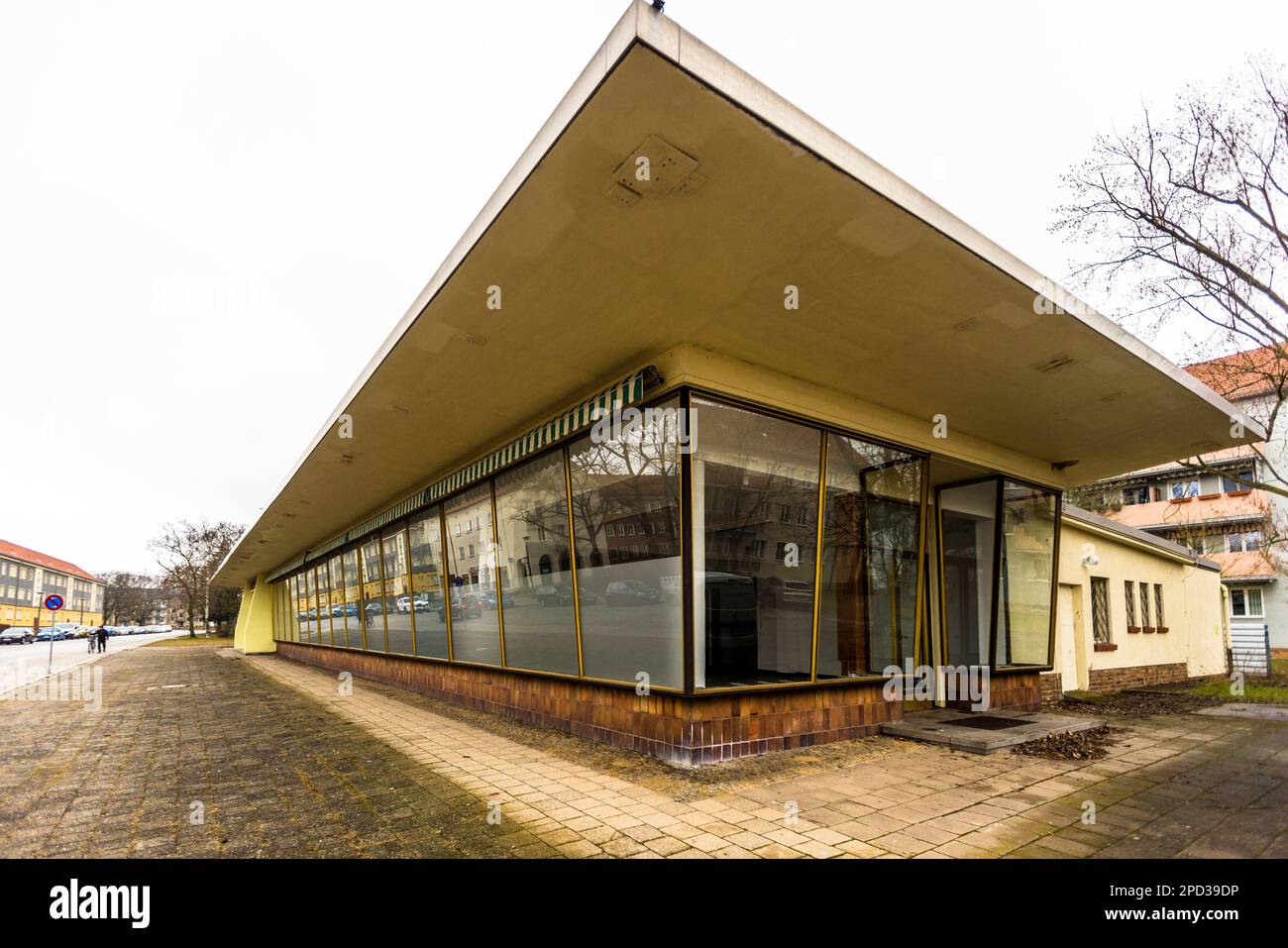 The GDR's first self-service shopping mall around 1958 on Heinrich-Heine-Allee with parks and public art. Social and utility facilities are always close together in the planned city of Eisenhüttenstadt. Eisenhüttenstadt, Germany Stock Photo