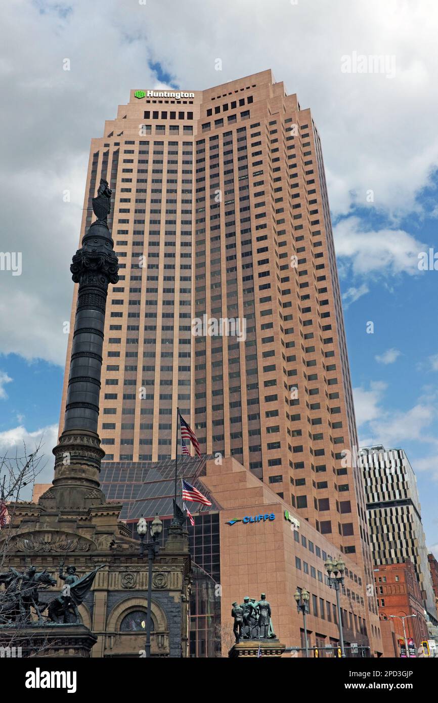 The historic Soldiers and Sailors Monument on Public Square in Cleveland, Ohio, USA is dwarfed by the 200 Public Square skyscraper. Stock Photo