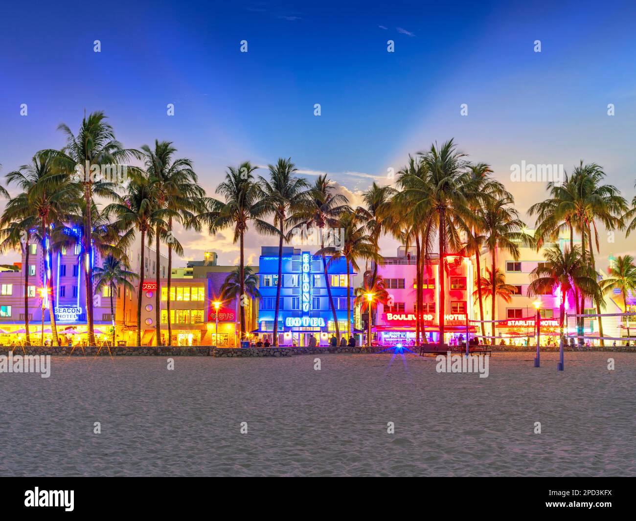 Illuminated Ocean Drive Art Deco - Illuminated Ocean Drive Art Deco District At Night South Beach Ocean Drive Floridas East Coast Miami Florida Usa 2PD3KFX