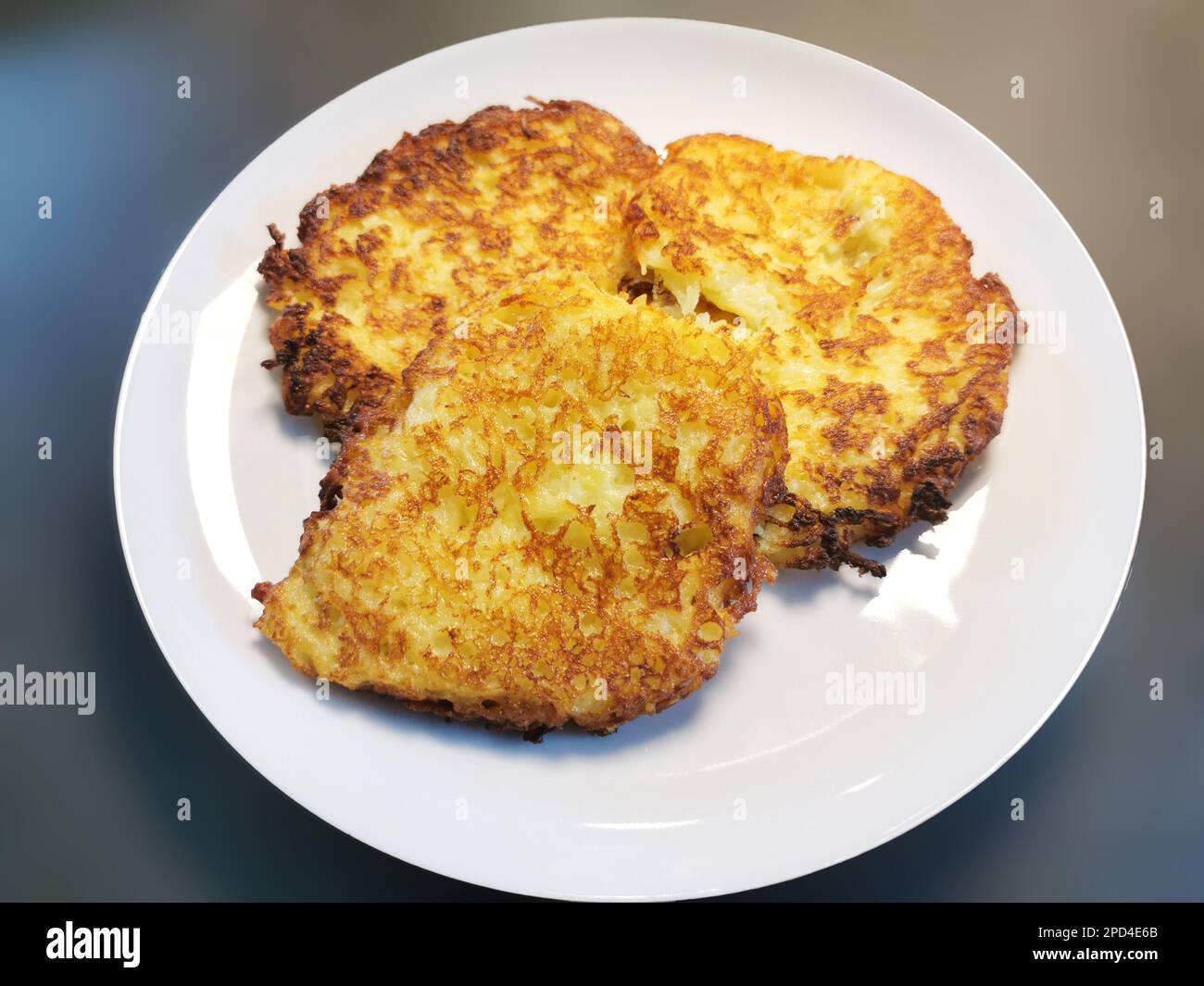 Reibekuchen. Einfach lecker und knusprig Stock Photo - Alamy