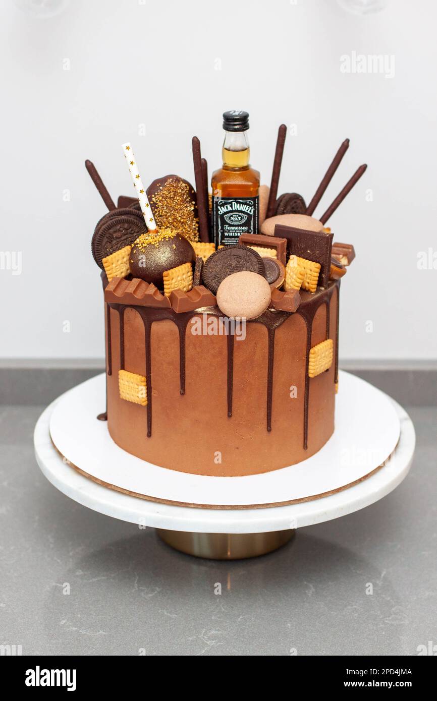 Chữa xót với mini alcohol bottle cake decorations để tạo ra bánh thú vị của bạn
