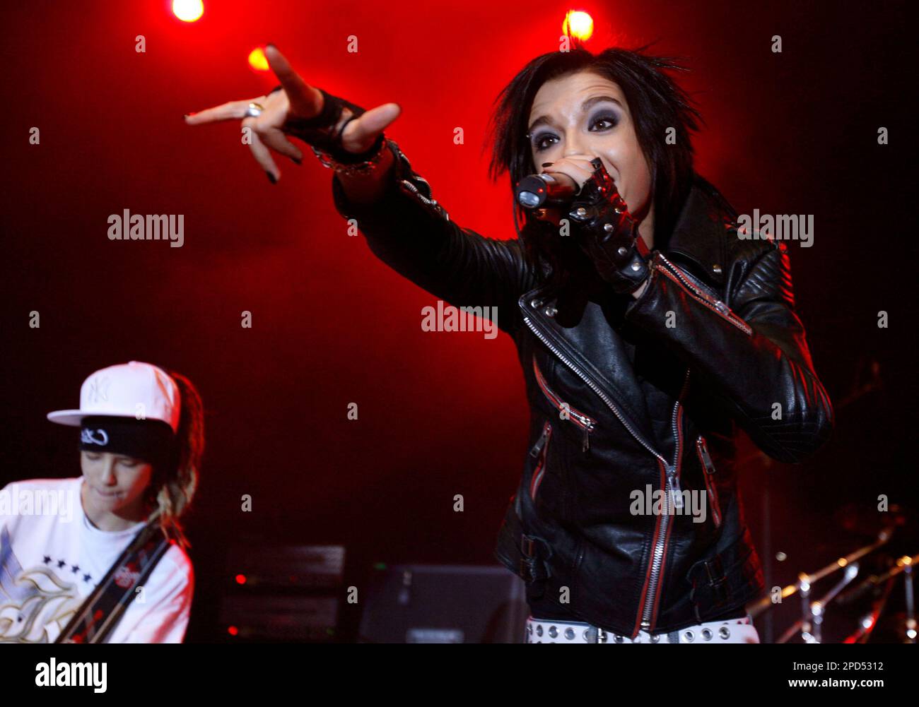 Die deutsche Teenie-Band Tokio Hotel begeistert am Sonntag, 30. April 2006,  bei ihrem Konzert im Zuercher Hauptbahnhof das Publikum. (AP  Photo/Keystone/Steffen Schmidt) Singer Bill Kaulitz of German band 'Tokio  Hotel' performs during