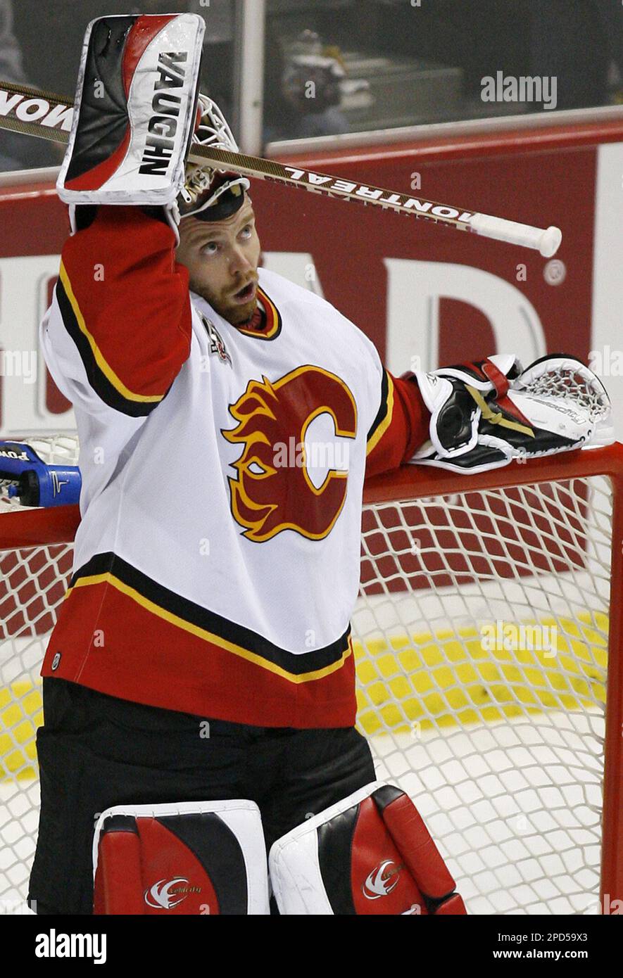 goaltender-miikka-kiprusoff-of-the-calgary-flames-follows-the-puck-picture-id56662370  (668×1024)