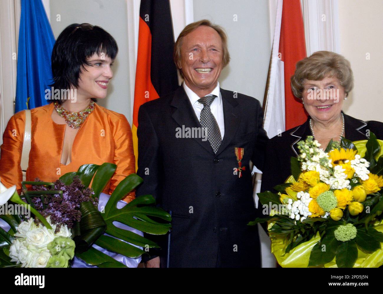 Mit dem Bundesverdienstkreuz am Bande und Lebensgefaehrtin Sarah