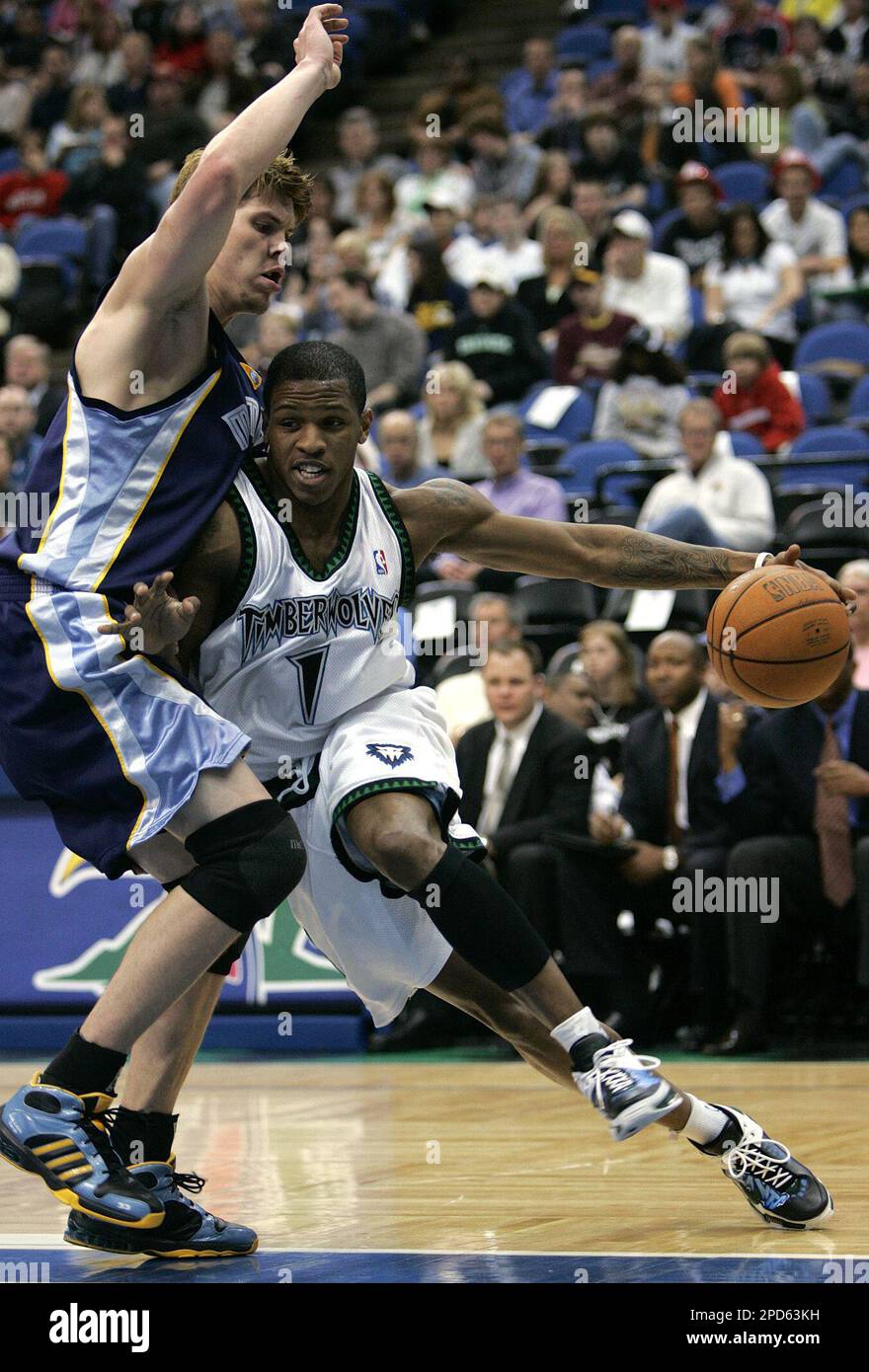 Minnesota Timberwolves guard Rashad McCants, right, drives against ...