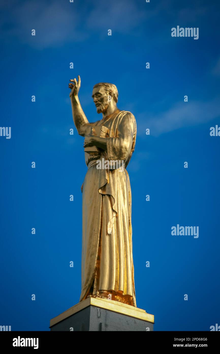 Statue monument of the Angel Moroni Stock Photo Alamy