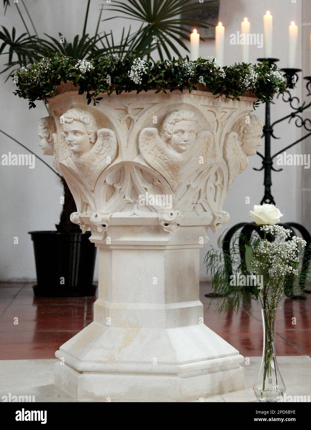 Der restaurierte alte Taufstein, an dem der heutige Papst Benedikt XVI. im  Jahr 1927 getauft worden war, steht an seinem 79. Geburtstag am Sonntag,  16. April 2006 ,in der Taufkirche seines Geburtsortes