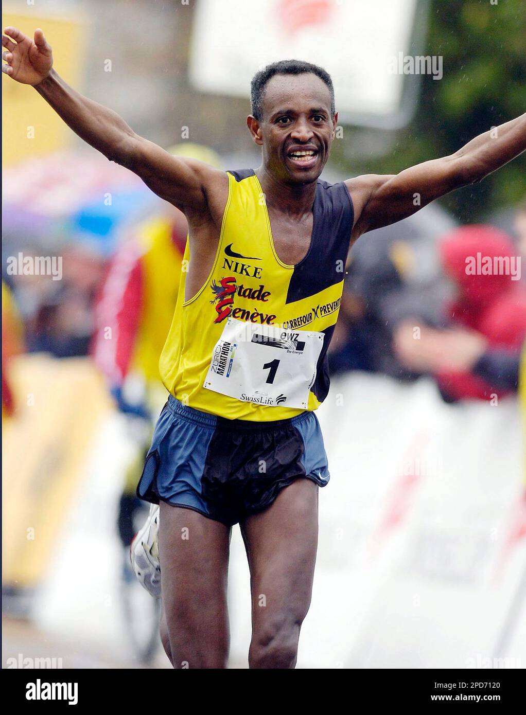 Eticha Tesfaye of Ethiopia celebrates prior to crossing the finish line to  win the marathon in Zurich, Switzerland, Sunday, April 9, 2006. (AP  Photo/Keystone,Walter Bieri Stock Photo - Alamy