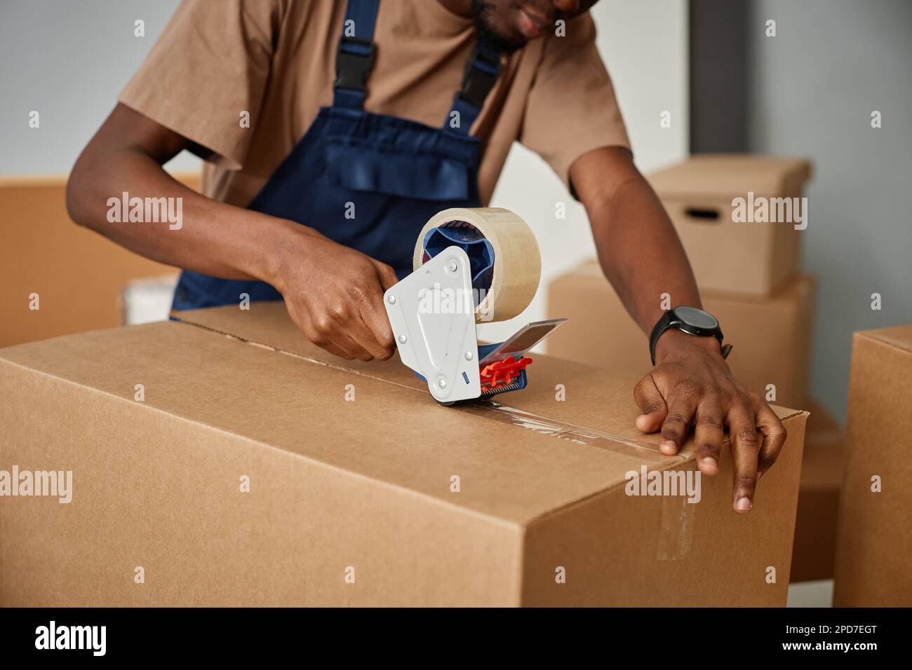 Office worker packing boxes hi-res stock photography and images - Alamy