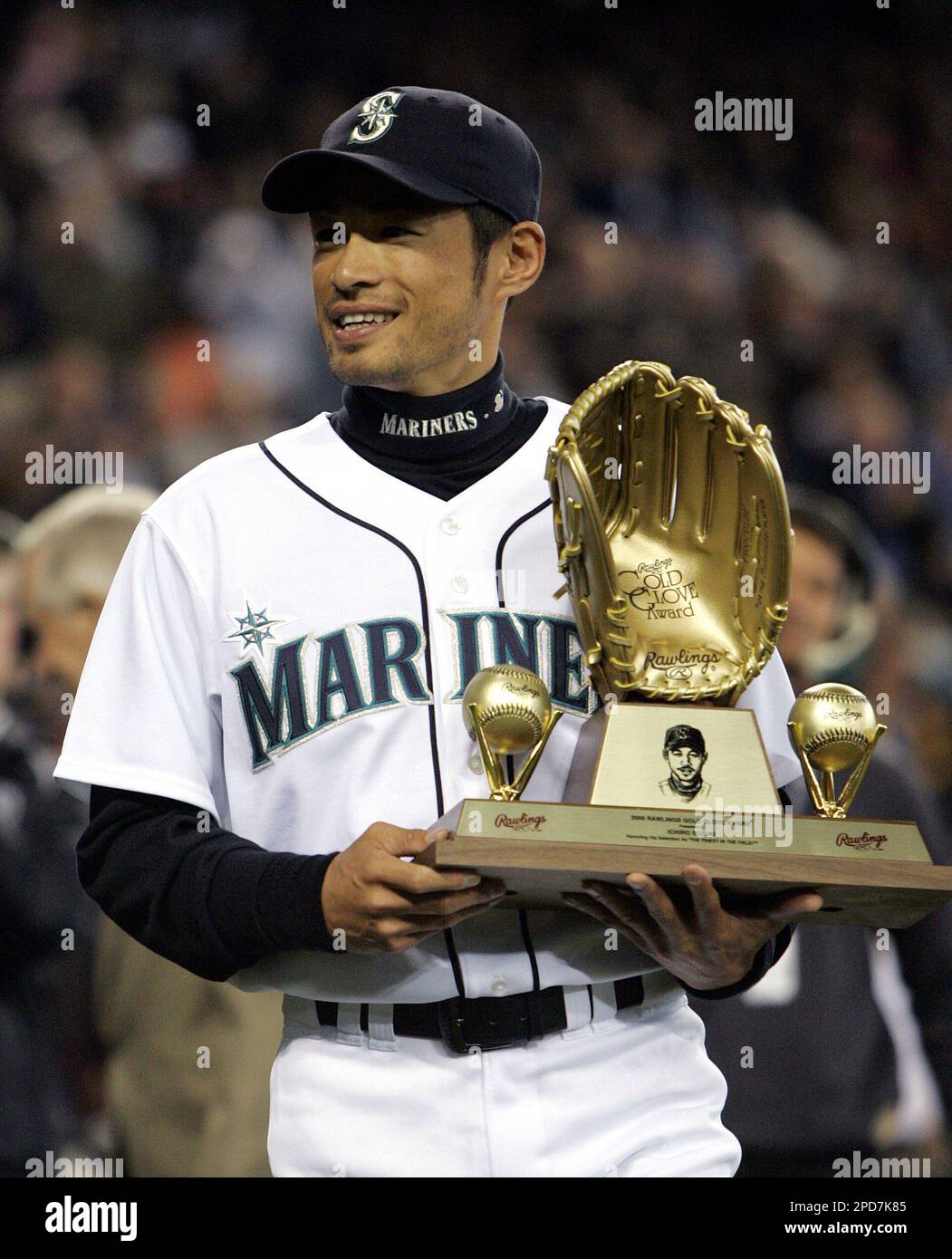 Ichiro Suzuki's 10 Gold Glove awards as a Mariner photo 2