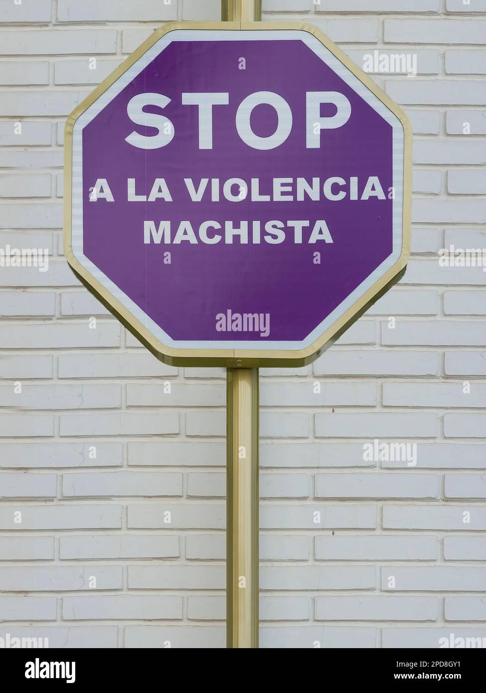 Stop sign with purple background and the message written in Spanish stop violence against women (Stop a la violencia machista) Stock Photo