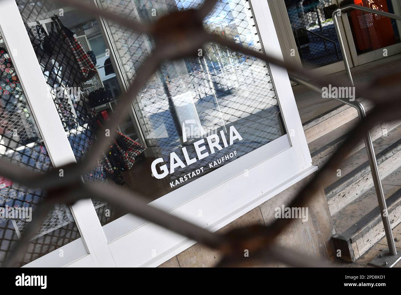 Munich, Deutschland. 13th Mar, 2023. Galeria Kaufhof closes more branches.  ARCHIVE PHOTO; Closed Galeria Karstadt branch at Bahnhofplatz in Munich on  April 5th, 2020. Entrance, entrance area, logo, company emblem. Closure,  closed. ?