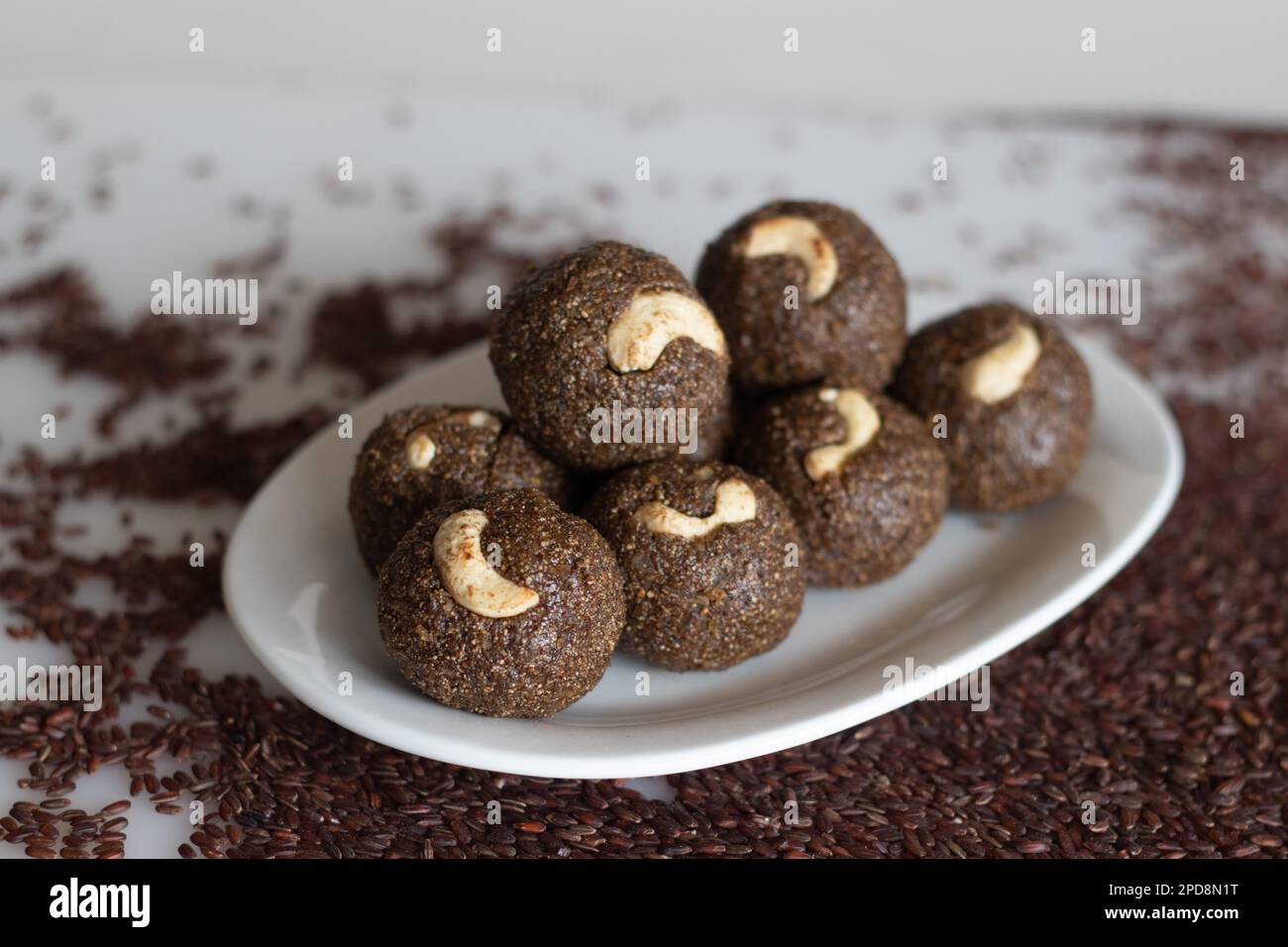 Ladoo De Coco De Alimentos Tradicionais Amarelos Tradicionais Da Índia, Com  Fundo Branco Imagem de Stock - Imagem de vegetariano, tradicional: 159022001