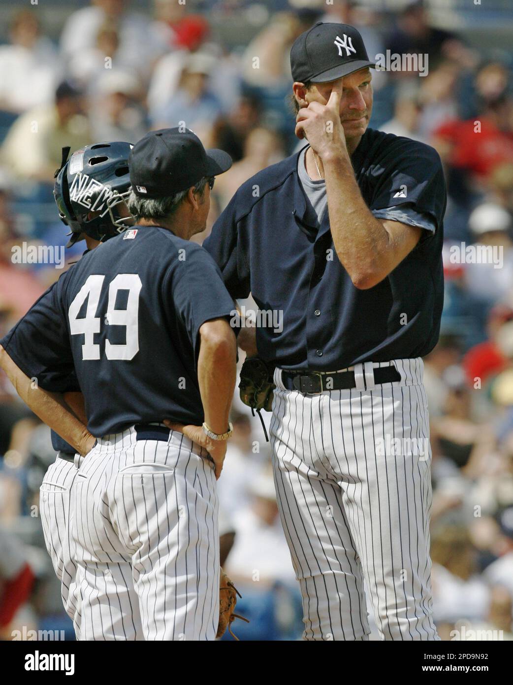 New York Yankees pitching coach Ron Guidry (49), center and