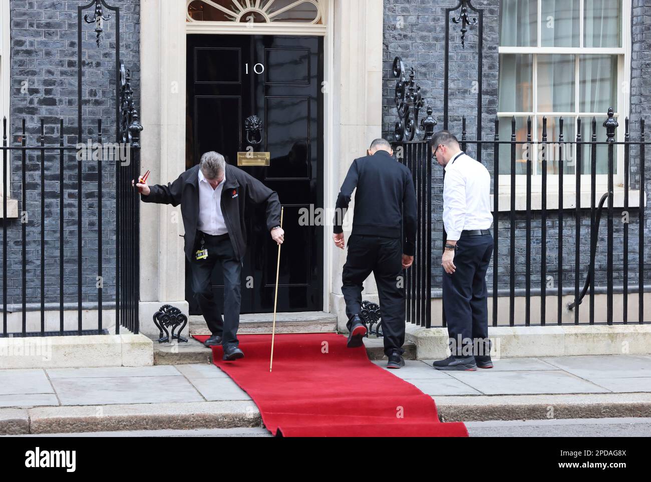 Rolling out the red carpet at no. 10 Downing Street, London, UK Stock Photo