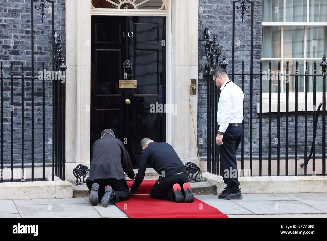 Rolling out the red carpet at no. 10 Downing Street, London, UK Stock Photo