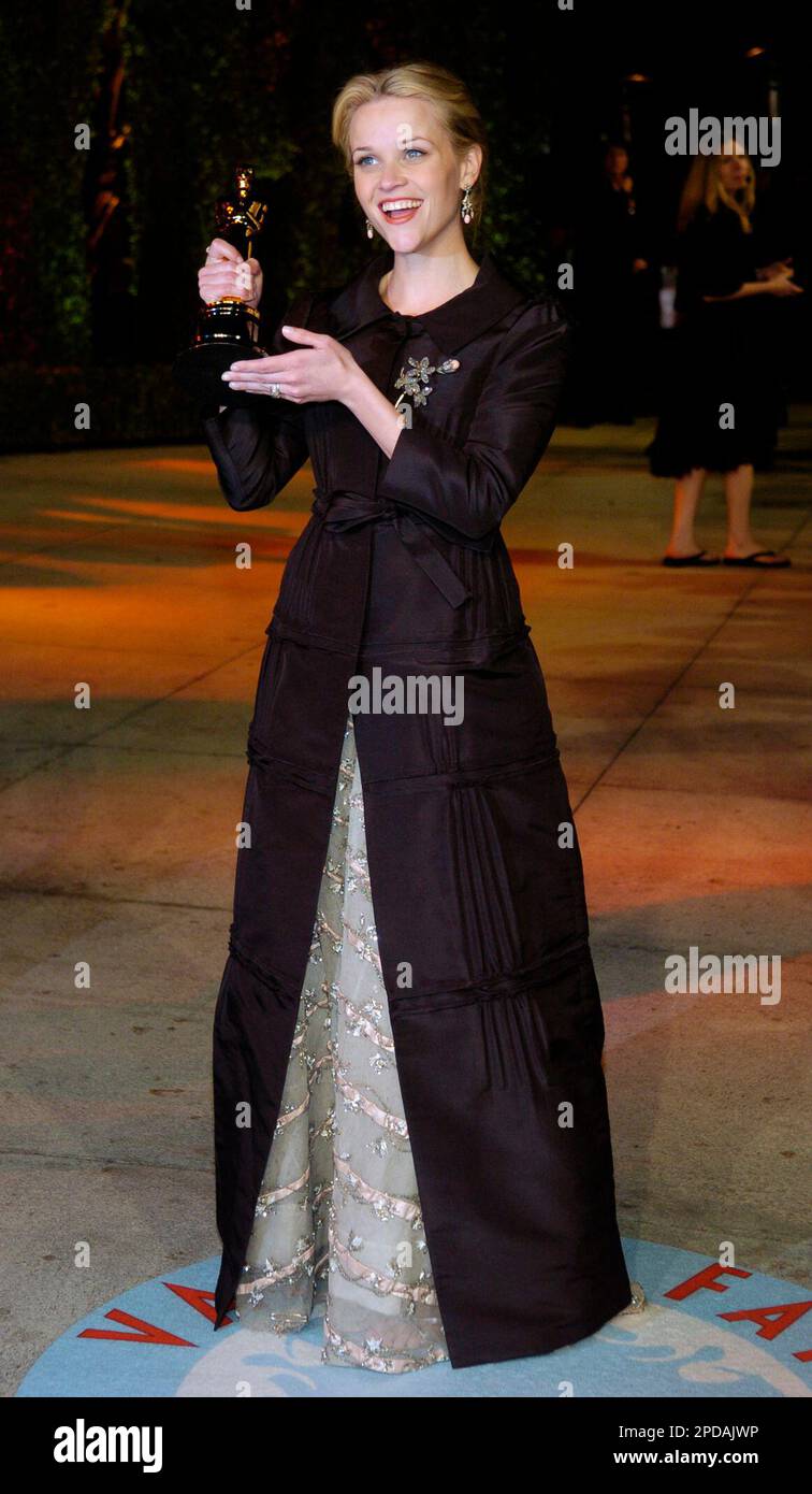 Reese Witherspoon poses with her Oscar for Best Actress at the annual ...