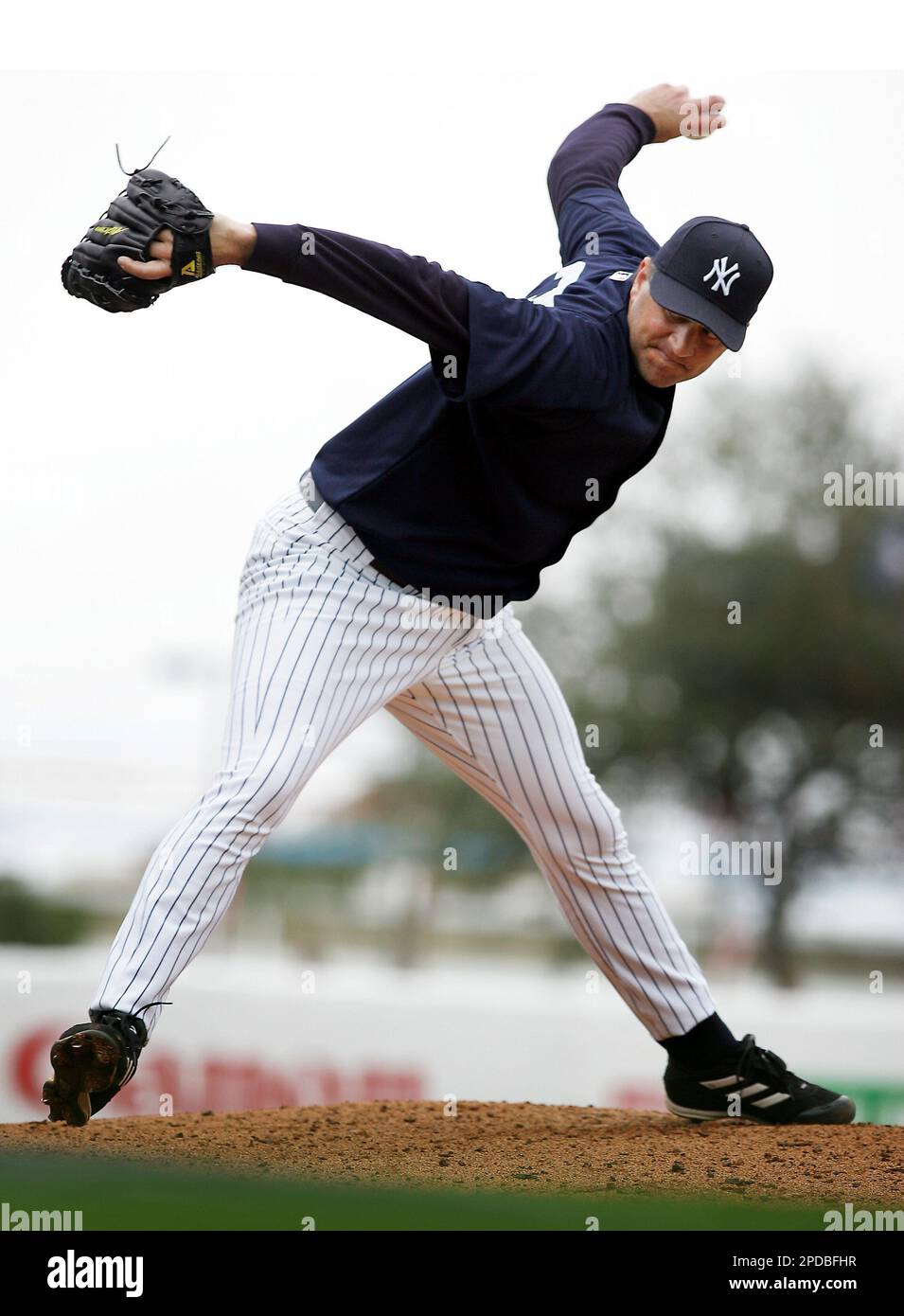 New York Yankees left hander Mike Myers throws sidearm during live batting practice Friday Feb. 24 2006 at Legends Field in Tampa Fla. AP Photo Robert F. Bukaty Stock Photo Alamy