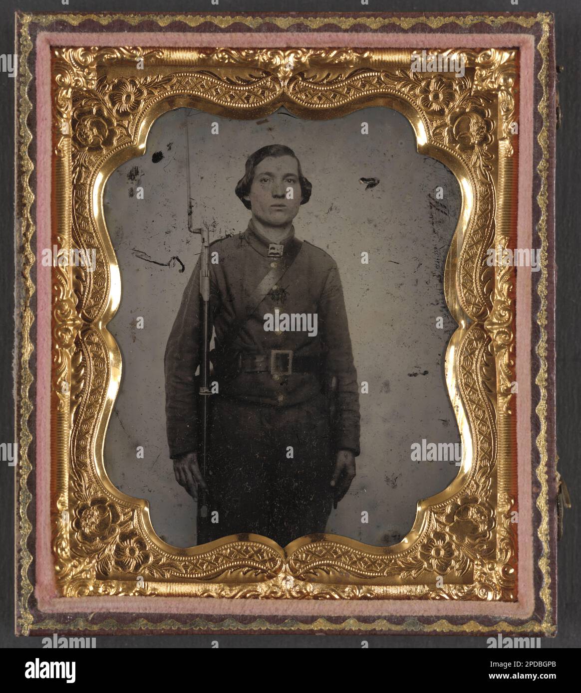 Unidentified soldier in Confederate uniform and Georgia frame belt buckle with bayoneted musket. Liljenquist Family Collection of Civil War Photographs , FAmbrotype/Tintype photograph filing series , pp/liljconfed. Confederate States of America, Army, People, 1860-1870, Soldiers, Confederate, 1860-1870, Military uniforms, Confederate, 1860-1870, Rifles, 1860-1870, Bayonets, 1860-1870, United States, History, Civil War, 1861-1865, Military personnel, Confederate. Stock Photo