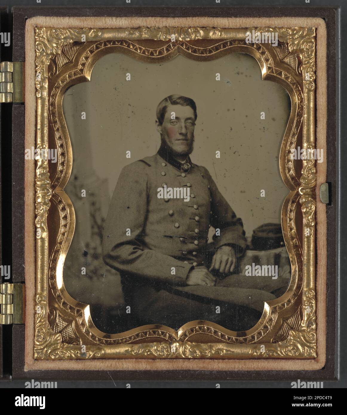 Unidentified soldier in Confederate uniform with rifleman buttons. Liljenquist Family Collection of Civil War Photographs , Published in: Albaugh, William A. More Confederate faces. Washington, D.C.: ABS Printers, 1972, p. 18, Published in: Serrano, Domenick A. Still more Confederate faces. Bayside, N.Y.: Metropolitan Co, 1994, p. 204, pp/liljconfed. Confederate States of America, Army, People, 1860-1870, Soldiers, Confederate, 1860-1870, Military uniforms, Confederate, 1860-1870, United States, History, Civil War, 1861-1865, Military personnel, Confederate. Stock Photo