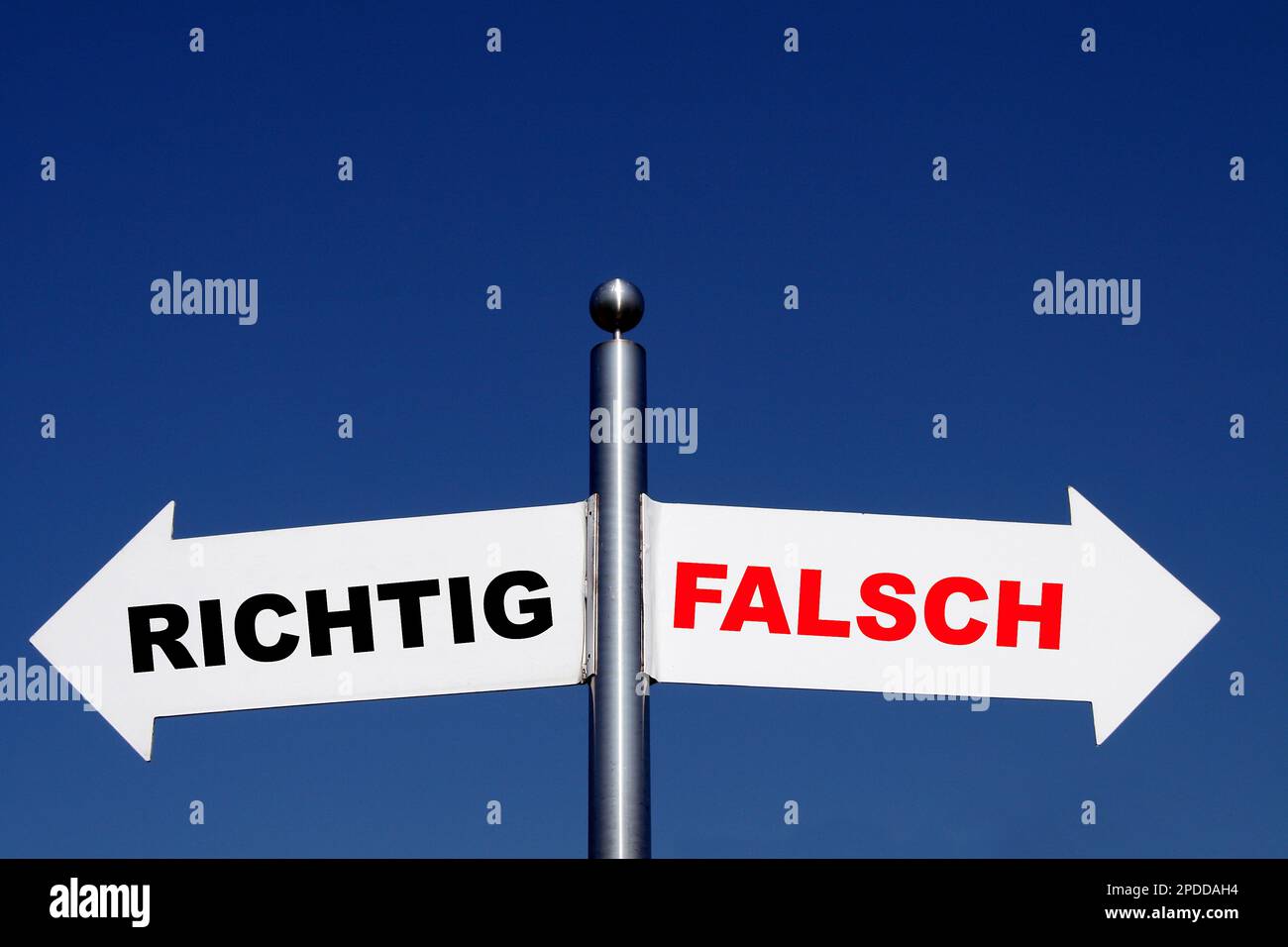signposts pointing in different directions, options richtig - falsch, right - bad Stock Photo