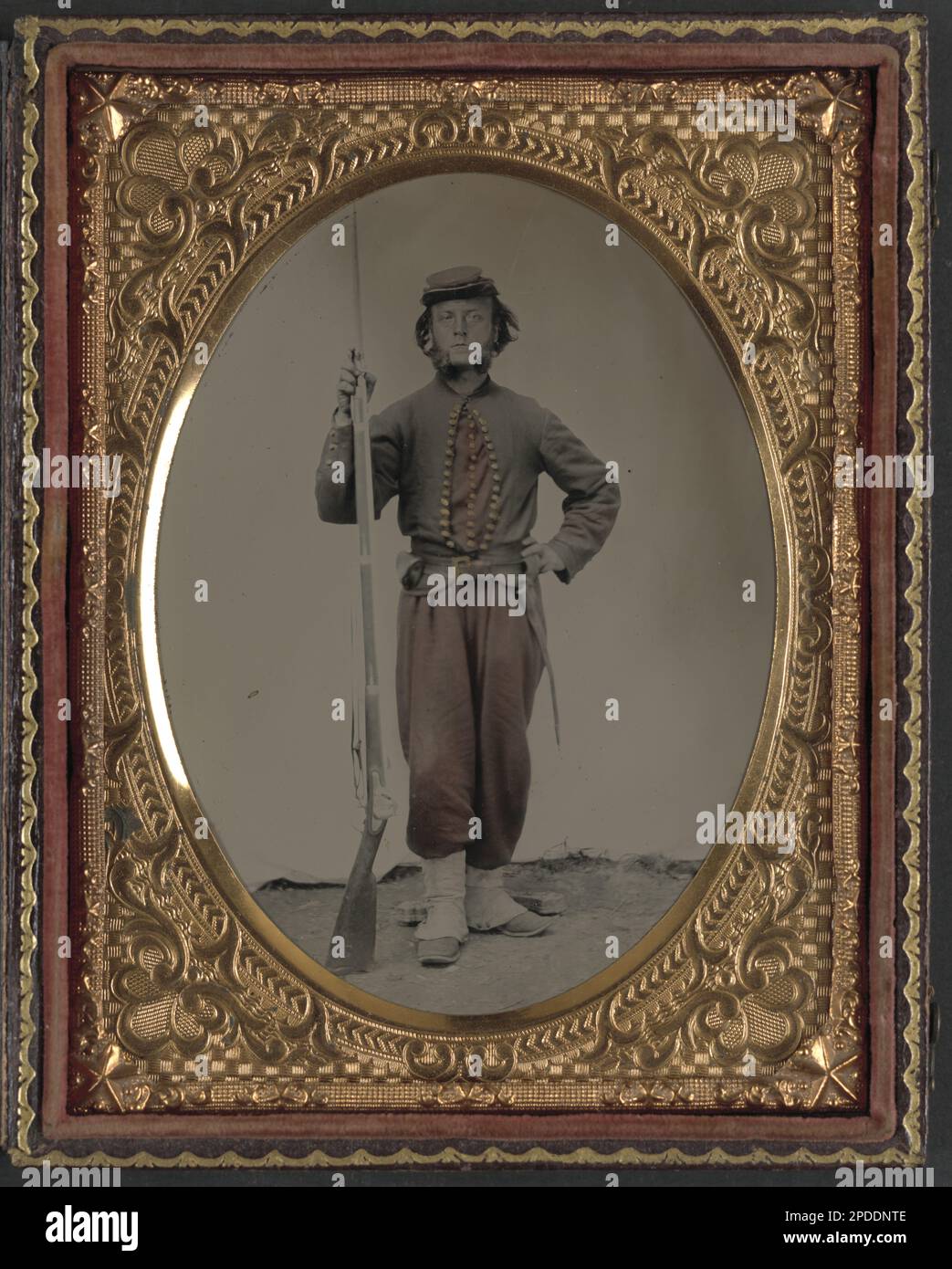 Unidentified soldier in Union chasseur uniform of 84th New York Infantry Regiment, also known as 14th Regiment New York State Militia, with bayoneted musket with initials A.T. on stock. Liljenquist Family Collection of Civil War Photographs , Published in: Civil War news. Tunbridge, Vt. : Historical Publications, June 2012 (XXVIII, 6), p. 5, Published in: Civil War news / by Stephen W. Sylvia & Michael J. O'Donnell. Orange, Va. : Moss Publications, c1978, Exhibited: 'The Civil War in America' at the Library of Congress, Washington, D.C, 2013, NewsetLilj02, pp/liljunion. United States, Army, Ne Stock Photo