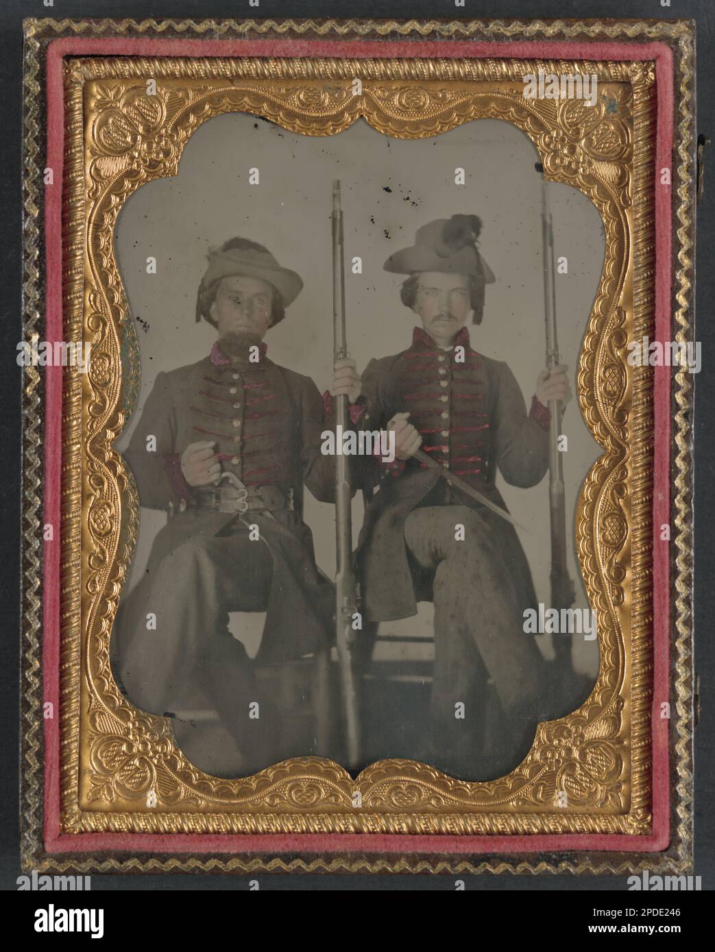 Two unidentified soldiers in early war Mississippi uniforms with muskets and bayonets. Liljenquist Family Collection of Civil War Photographs , FAmbrotype/Tintype photograph filing series , Published in: Military images. Export, Pa, November/December 2011 (XXXI, 3), p. 37, NewsetLilj03, pp/liljconfed. Confederate States of America, Army, People, 1860-1870, Soldiers, Confederate, 1860-1870, Military uniforms, Confederate, 1860-1870, Rifles, 1860-1870, Bayonets, 1860-1870, United States, History, Civil War, 1861-1865, Military personnel, Confederate. Stock Photo