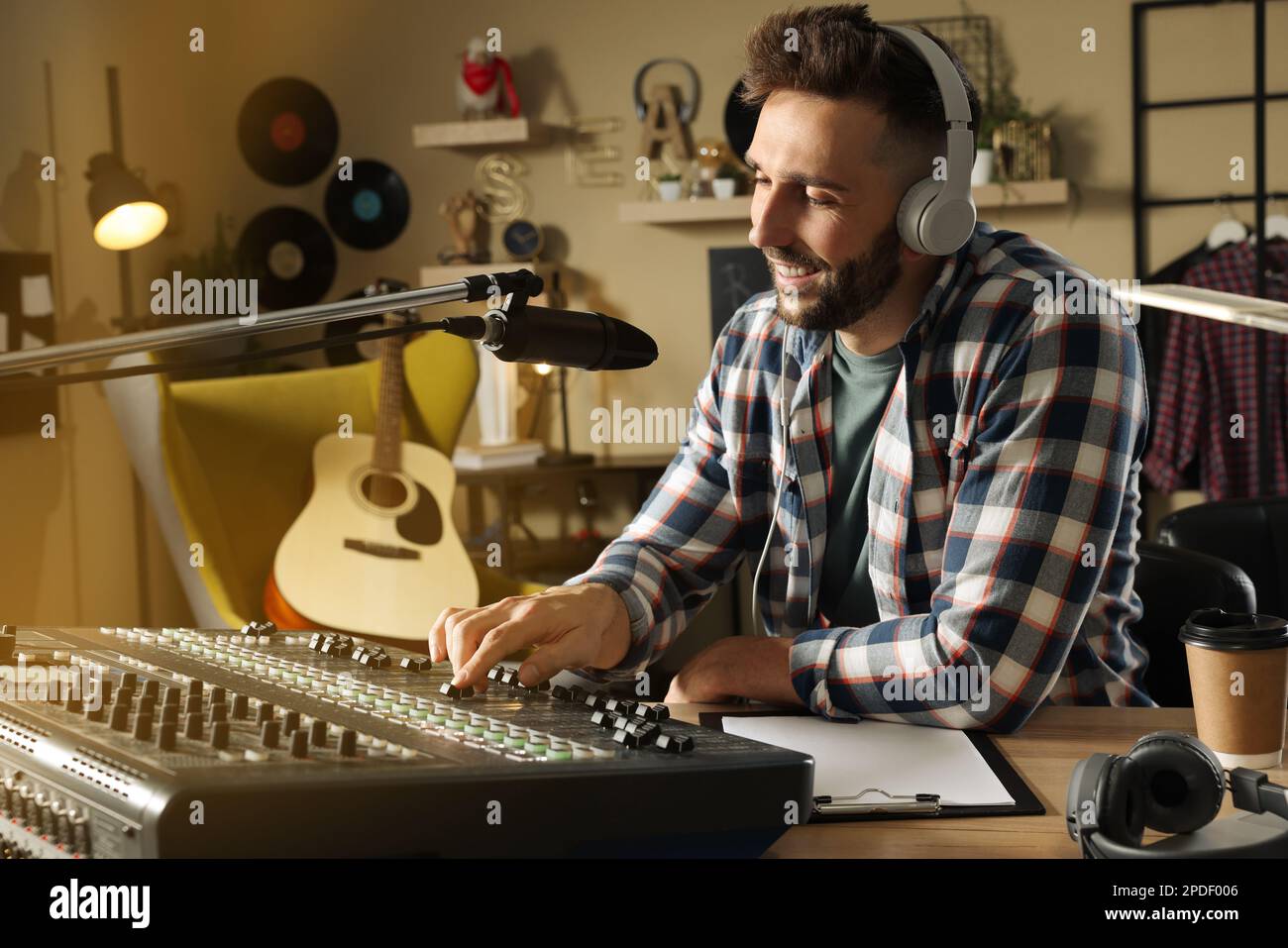 Male radio presenter cup hi-res stock photography and images - Alamy
